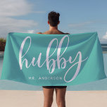 Hubby Blauwgroen en White Pas getrouwd Groom Strandlaken<br><div class="desc">Vier uw pasgetrouwde status met deze stijlvolle "Hubby" strandlaken in blauwgroen en wit, ideaal voor huwelijksreizen, stranduitjes of ontspanning aan het zwembad. Gemaakt voor bruidegoms en jonggehuwden, kan deze handdoek worden gepersonaliseerd met een achternaam, waardoor het een uniek geschenk of persoonlijk accessoire is. Of het nu aan het strand of...</div>