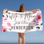 Hubby en Wifey de heer en mevrouw, Bride en Groom Strandlaken<br><div class="desc">Maak een verklaring op het zwembad of het strand met onze ruime keuze aan super schattige aanpasbare badhanddoeken. We hebben elegante,  klastige,  ook leuke en speelvolle design voor volledige afdrukken. Gewoon gehuwd,  bruiloft,  huwelijksfoto's,  weddenschappen,  weddenschappen,  nieuwigheden,  weddenschappen,  huwelijksreceptie,  huwelijksreis,  huwelijksreis,  huwelijksreis,  persoonlijk Verloving Vrijgezellenfeest.</div>