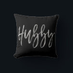 Hubby Faux Zilveren Folie Kussen<br><div class="desc">Hubby Faux Zilveren Folie Kussen dat zou een perfect cadeau voor uw man te maken. Het bijpassende wifey kussen is ook beschikbaar.</div>