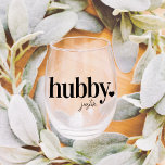 HUBBY | Gepersonaliseerde naam Passen getrouwd Wijnglas Zonder Voet<br><div class="desc">Vier het paar met dit schattige tekst gebaseerde huwelijksreis ontwerp met "hubby" in zwarte letters met een klein hart illustratie. Personaliseer met zijn naam eronder in handgeschreven stijl script. Bijpassende "wifey" wordt apart verkocht.</div>