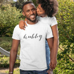 Hubby Modern Black Script White Mannen T-shirt<br><div class="desc">Kute en eenvoudig "hubby"shirt in een chroiek zwart manuscript. Winkel ons overeenkomende 'Wifey' shirt.</div>