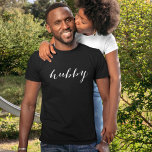 Hubby Modern White Script Black Mannen T-shirt<br><div class="desc">Stomme en eenvoudig "hubby"shirt in een modern wit manuscript. Winkel ons overeenkomende 'Wifey' shirt.</div>