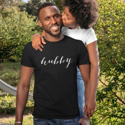 Hubby Modern White Script Black Mannen T-shirt