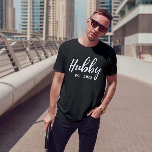 Hubby White Script "EST 202X" - Moderne Groomsmen T-shirt