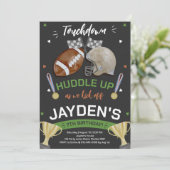 Huddle up als we kick-off Football verjaardag Kaart (Staand voorkant)