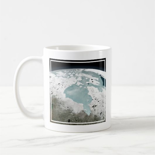 Hudson Bay Zee op 29 april 2006. Koffiemok (Links)