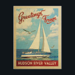 Hudson River Valley Sailboat Vintage Travel NY Briefkaart<br><div class="desc">Deze groeten uit de Hudson River Valley New York hebben een stinkend scheepvaartontwerp met een boot die op het water zeilt met zeemijlen en een blauwe hemel gevuld met prachtige witte wolken.</div>