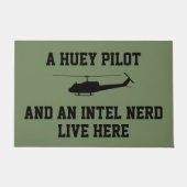 Huey Pilot en een Intel Nerd Live Deurmat (Voorkant)