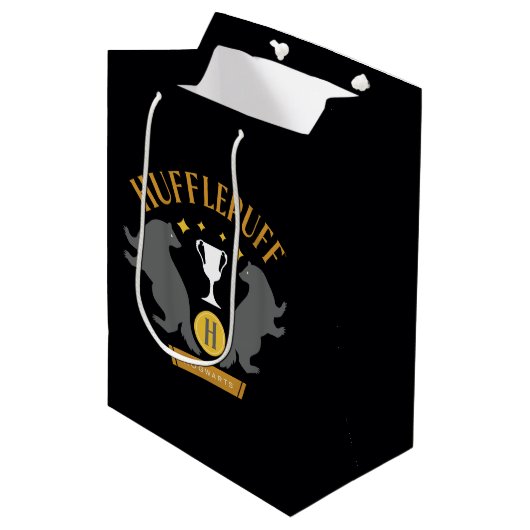 HUFFLEPUFF™ Badger en Cup House Pride Graphic Medium Cadeauzakje (Voorkant Gekanteld)