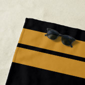 HUFFLEPUFF™ Badger en Cup House Pride Graphic Strandlaken (In situ)