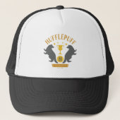 HUFFLEPUFF™ Badger en Cup House Pride Graphic Trucker Pet (Voorkant)
