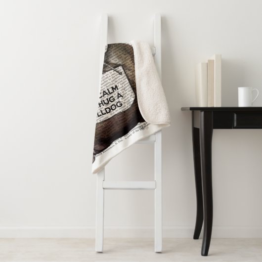 Hug a Bulldog Sherpa Deken (In situ)