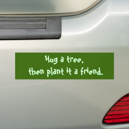 Hug een boom, dan plant het een vriend. bumpersticker (Op auto)