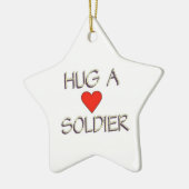 Hug een Soldaat Keramisch Ornament (Links)