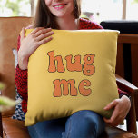 Hug me grappige retro kussen<br><div class="desc">Hug me! Een collectie van grappige,  leuke en leuke kussens,  om je aan te bieden als een cadeau voor het huishouden,  of voor je eigen interieur. Volledig aanpasbaar: u kunt de kleur van de tekst en achtergrond wijzigen zoals u wilt.</div>