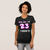 Hug me, ik ben 23 vandaag! t-shirt (Voorkant volledig)