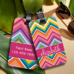Huge Colorful Chevron Pattern met naam Bagagelabel<br><div class="desc">Een vet,  grafisch zuszag ontwerp in zoete,  vrolijke kleuren. Dit kleurrijke ontwerp is te vinden op veel populaire hoesjes stijlen. Als u aanpassingen aan de kunst moet aanbrengen,  klik op de pas het knoop aan en breng veranderingen aan.</div>