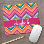 Huge Colorful Chevron Pattern met naam Muismat<br><div class="desc">Een vet,  grafisch zuszag ontwerp in zoete,  vrolijke kleuren. Dit kleurrijke ontwerp is te vinden op veel populaire hoesjes stijlen. Als u aanpassingen aan de kunst moet aanbrengen,  klik op de pas het knoop aan en breng veranderingen aan.</div>