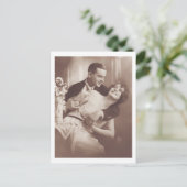 Hugging Romantic Couple in Love Retro Briefkaart (Staand voorkant)
