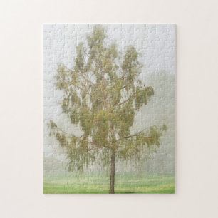 Huilende boom mistig weer voor kunst puzzel