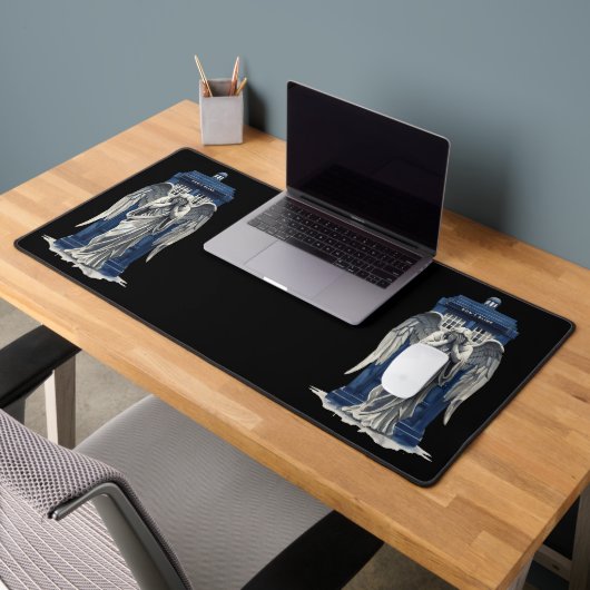 Huilende engel met blauwe politie box 1 bureaumat (Kantoor 2)