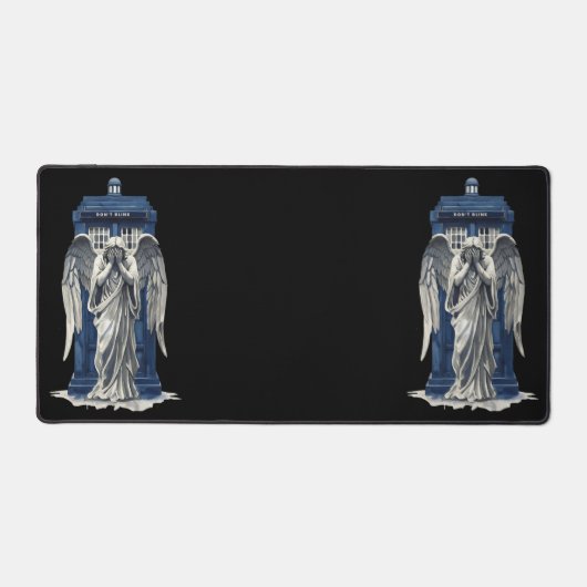 Huilende engel met blauwe politie box 1 bureaumat (Voorkant)