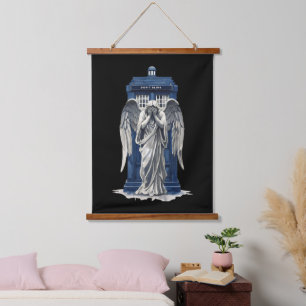 Huilende engel met blauwe politie box 1 hangend wandkleed