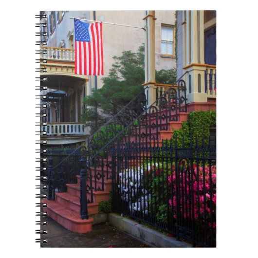 Huis in het historische district in het voorjaar notitieboek (Voorkant)