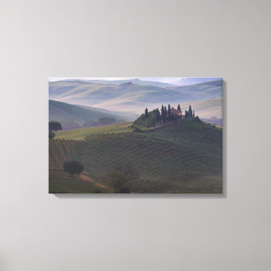 Huis in Toscane in de ochtend mist canvas print