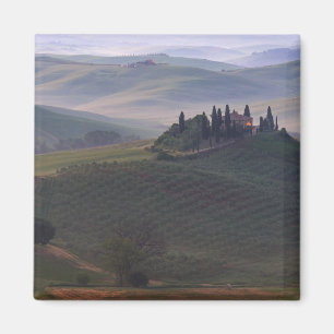 Huis in Toscane in de ochtend mist magnet