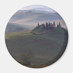 Huis in Toscane in de ochtend mist ronde magneet