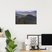 Huis in Toscane in de ochtendnevel poster (Thuiskantoor)
