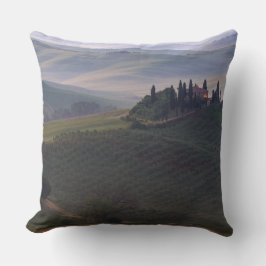 Huis in Toscane in de ochtendnevel throw kussen