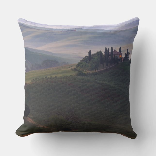 Huis in Toscane in de ochtendnevel throw kussen (Voorkant)