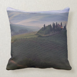 Huis in Toscane in de ochtendnevel throw kussen