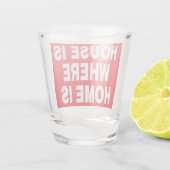 HUIS IS WAAR THUIS IS WITTE LETTERS RODE BG SHOT GLAS (Achterkant)