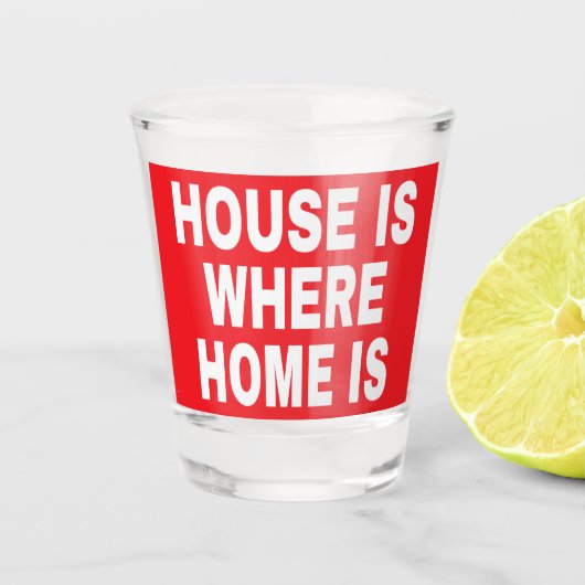 HUIS IS WAAR THUIS IS WITTE LETTERS RODE BG SHOT GLAS (Voorkant)