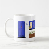 Huis met blauwe deur met aangepaste offerte koffiemok (Links)