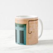 HUIS MET GEOPEND VENSTER EN GESLOTEN DEUR KOFFIEMOK (Voorkant rechts)