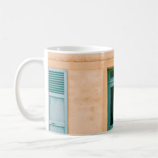 HUIS MET GEOPEND VENSTER EN GESLOTEN DEUR KOFFIEMOK