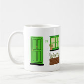Huis met groene deur met aangepaste offerte koffiemok (Links)
