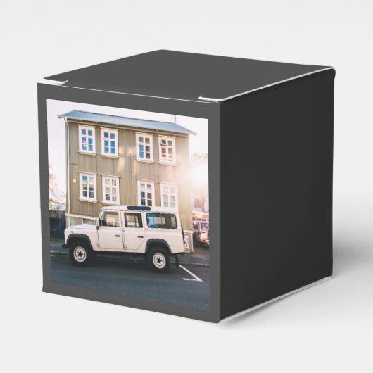 Huis thema, een witte jeep truck is geparkeerd in  bedankdoosjes