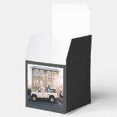 Huis thema, een witte jeep truck is geparkeerd in  bedankdoosjes (Geopend)