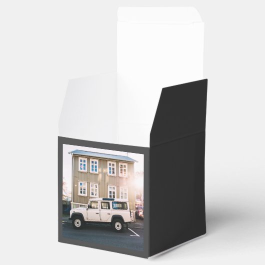 Huis thema, een witte jeep truck is geparkeerd in  bedankdoosjes (Geopend)