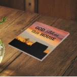 Huis Zegen Zonsondergang Silhouet Tegeltje<br><div class="desc">Keramische tegel met het foto-afbeelding van een kleurrijke zonsondergang,  samen met een huiszegening met de tekst: "God zegene dit huis" in zwarte letters. Selecteer de grootte van uw tegel. Het is een weloverwogen cadeau voor familie en vrienden.</div>