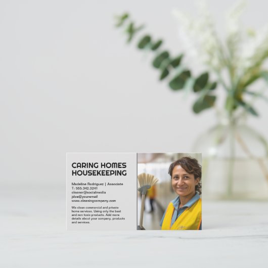 Huisbewaarder glimlachend | Schoonmaakdienst Visitekaartje (Staand voorkant)