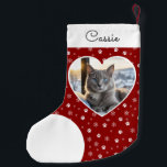 Huisdier Kat Foto Crimson Rood Gepersonaliseerd Kleine Kerstsok<br><div class="desc">Maak uw huisdier onderdeel van uw vakantie tradities met deze opvallende diepe karmozijnrode kerstkous. Dit ontwerp heeft een hartvormig 'lijst' met uw favoriete kattenfoto en een speels wintersneeuwvlok- en pootafdrukpatroon. Een leuk decoratief accent voor in huis, de kous is een ideaal feestelijk accessoire voor uw kat in een prachtige, klassieke...</div>
