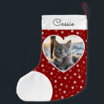 Huisdier Kat Foto Crimson Rood Gepersonaliseerd Kleine Kerstsok<br><div class="desc">Maak uw huisdier onderdeel van uw vakantie tradities met deze opvallende diepe karmozijnrode kerstkous. Dit ontwerp heeft een hartvormig 'lijst' met uw favoriete kattenfoto en een speels wintersneeuwvlok- en pootafdrukpatroon. Een leuk decoratief accent voor in huis, de kous is een ideaal feestelijk accessoire voor uw kat in een prachtige, klassieke...</div>