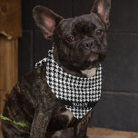 Huisdier naam Houndstooth Kleiner 18x18-in Vierkan Bandana<br><div class="desc">Gedrukt aan één kant, zwart-wit houndstooth patroon bandana met huisdier naam op een zwarte band. Twee maten beschikbaar: 18 "x18" (kinderen, kleine honden) en 22 "x22" (volwassen, grote honden). Wijzig eenvoudig uw naam met behulp van de meegeleverde Sjabloon. Lichte stof die goed ademt en snel droogt. 100% gesponnen polyester. Zie...</div>