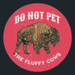 Huisdier niet de Fluffy Koeien Christmas Yellowsto Ronde Sticker<br><div class="desc">Laat de pluizige koeien niet aaien! Dit grappige Amerikaanse bizonontwerp is voorzien van een buffel gewikkeld in kerstverlichting met een grappig gezegde. Geweldig voor het kerstseizoen en voor liefhebbers van nationale parken. Ook geweldig voor een Yellowstone National Park thema cadeau!</div>